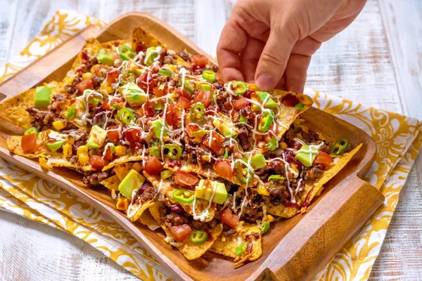 Peynir, et, avokado guacamole ve kırmızı salsa Meksika nacho sarı mısır tortilla cips