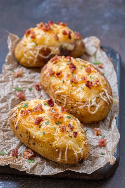 Fırında pastırma, peynir ve soğan ile dolu patates