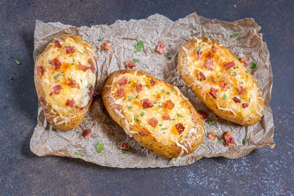 Gebackene Kartoffeln mit Speck, Käse und Zwiebeln — Stockfoto