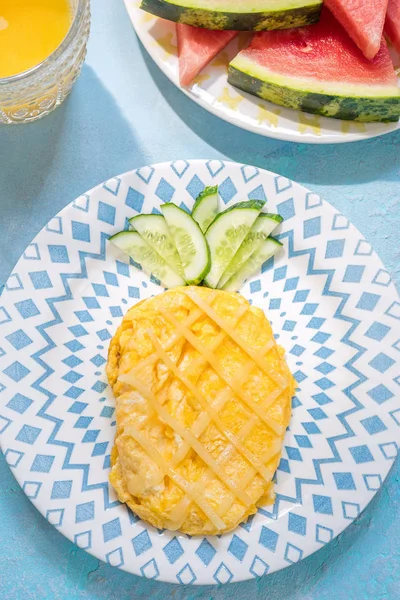 Lustiges Frühstück für Kinder - Omelette sieht aus wie Ananas — Stockfoto