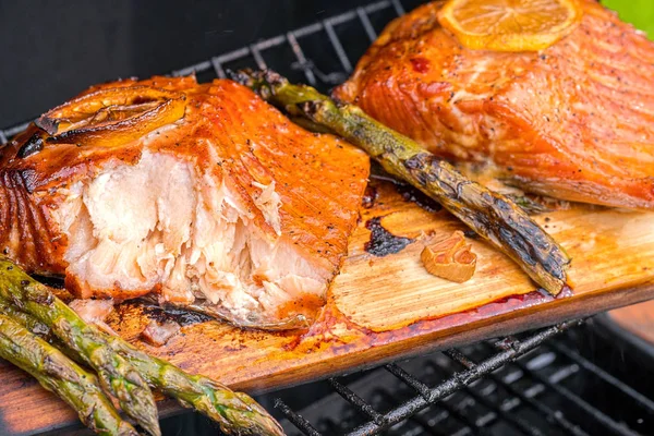 Кедровая доска лосось с лимоном приготовления на гриле — стоковое фото