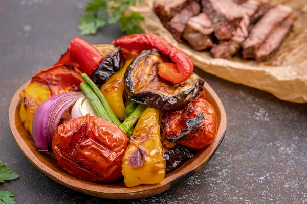 Grilled vegetables salad with eggplant, onions, peppers, asparagus, tomato — Stock Photo, Image