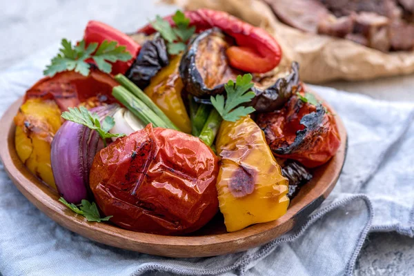 Ensalada de verduras a la parrilla con berenjena, cebolla, pimientos, espárragos, tomate —  Fotos de Stock