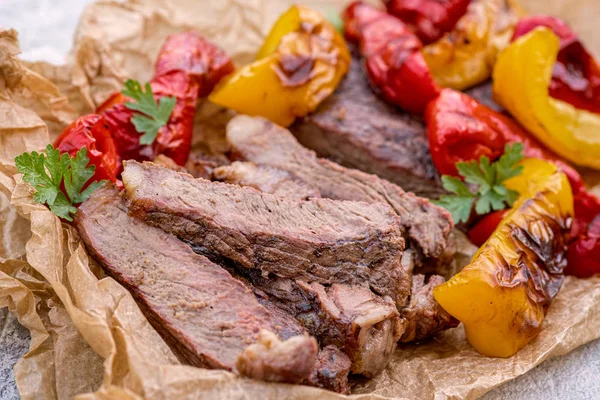 Grilled Beef Steak Fajitas with colorful bell peppers — Stock Photo, Image