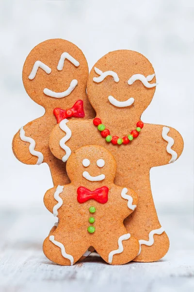 Kerstdecoratie met Happy Gingerbread man familie — Stockfoto