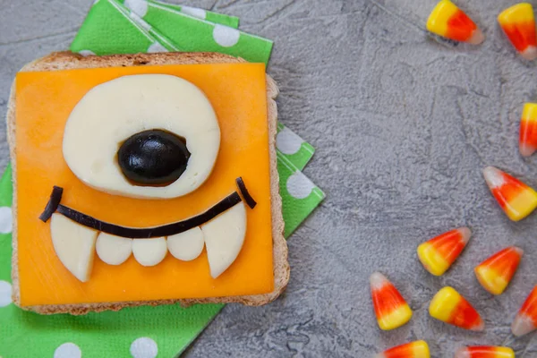 Çocuklar öğle yemeği bir tablo için komik sandviç