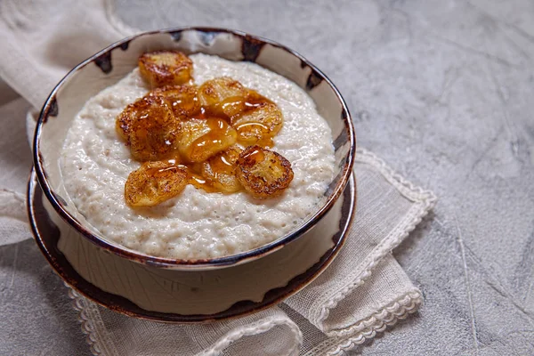 Oatmeal porridge with banana and honey — Stock Photo, Image