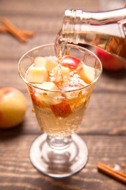 Elma tarçın ve apple ile kokteyl