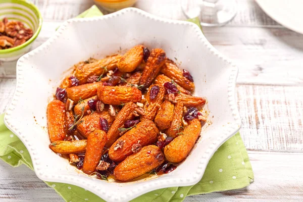 Honey Glazed Baby Carrots With Cranberry, Thyme and Nuts — Stock Photo, Image