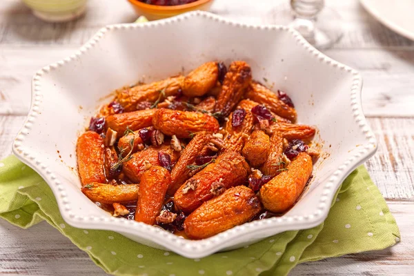 Zanahorias de bebé glaseadas con miel con arándano, tomillo y frutos secos — Foto de Stock