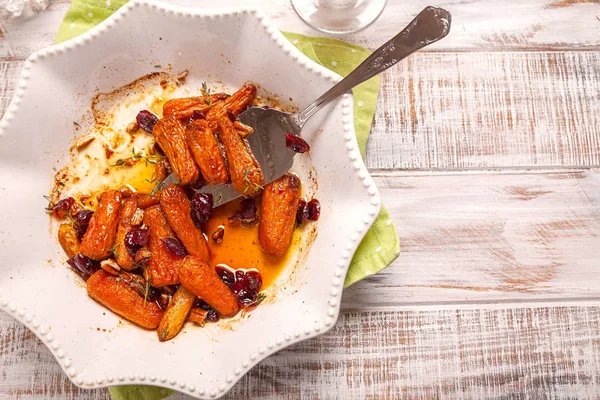 Honey Glazed Baby Carrots With Cranberry, Thyme and Nuts — Stock Photo, Image