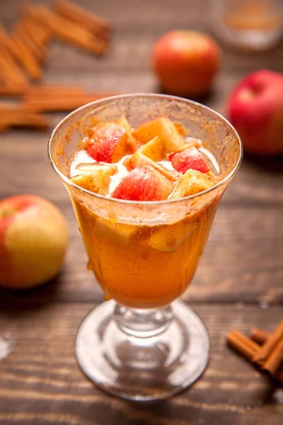 Elma tarçın ve apple ile kokteyl