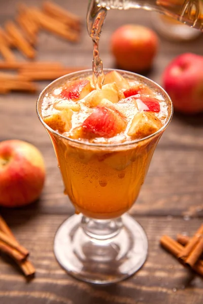 Apple cider cocktail with cinnamon and apple — Stock Photo, Image