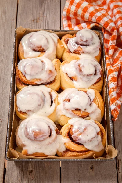 Taze ev yapımı tarçınlı rulo