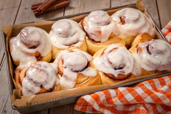 Taze ev yapımı tarçınlı rulo