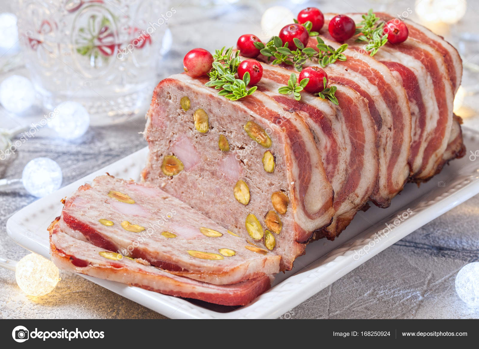Terrine avec viande hachée, jambon et pistaches pour Noël image libre