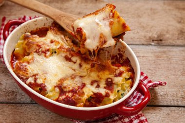 İtalyan lazanya domates ıspanak ve ricotta peynirli rulo