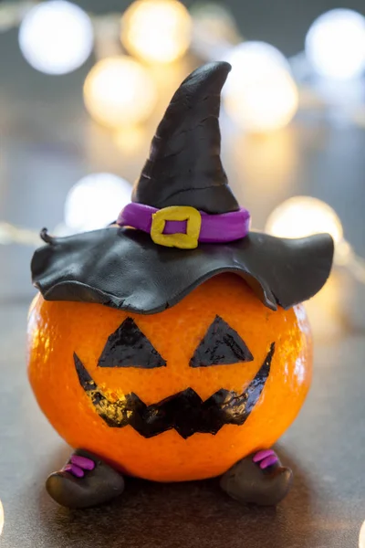 Mandarina de calabaza de Halloween con sombrero de brujas negras — Foto de Stock
