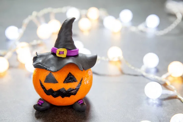 Mandarina de calabaza de Halloween con sombrero de brujas negras — Foto de Stock