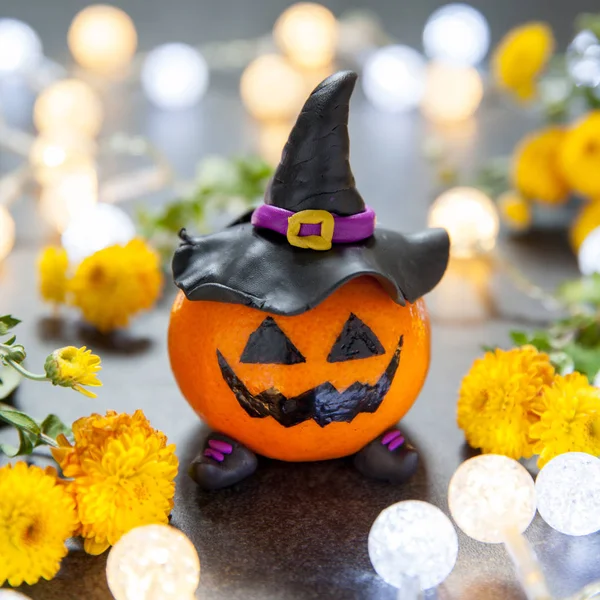 Mandarina de calabaza de Halloween con sombrero de brujas negras — Foto de Stock