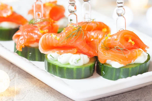 Pepino com queijo creme de endro e aperitivo de salmão defumado — Fotografia de Stock