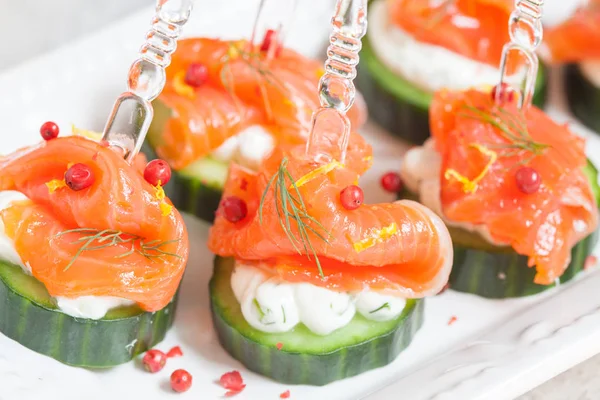 Pepino con queso crema de eneldo y aperitivo de salmón ahumado — Foto de Stock