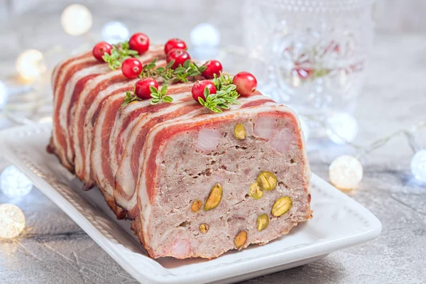 Terrina con carne molida, jamón y pistachos para Navidad —  Fotos de Stock