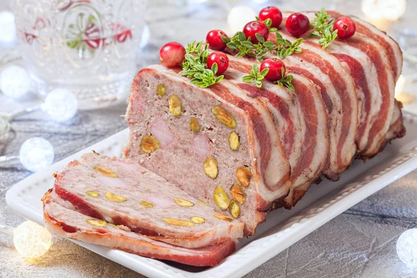 Kıyma, jambon ve Noel için Antep fıstığı ile terrine — Stok fotoğraf