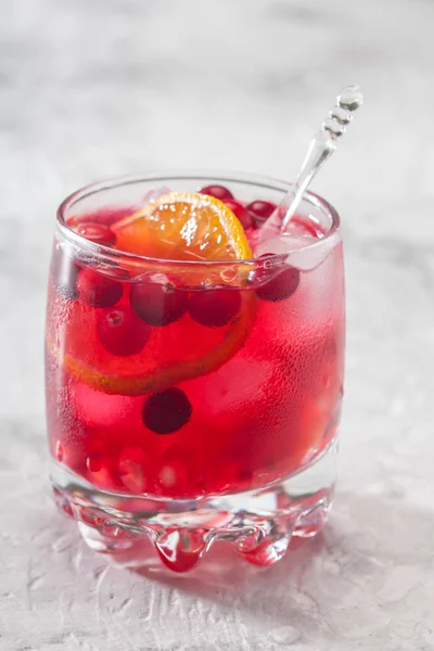 Preiselbeer-Mandarinen-Orangen-Cocktail mit Eis — Stockfoto
