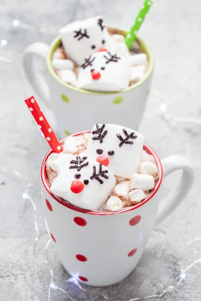 Tazas de Navidad con chocolate caliente con reno de malvavisco — Foto de Stock