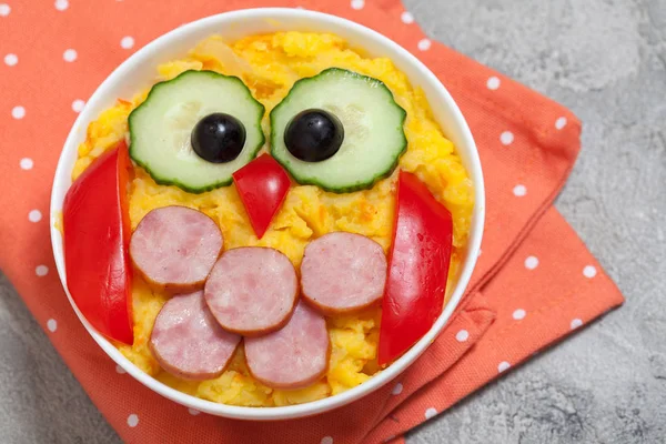 Komik baykuş püresi patates sebze püresi sosis ile çocuklar öğle yemeği için — Stok fotoğraf