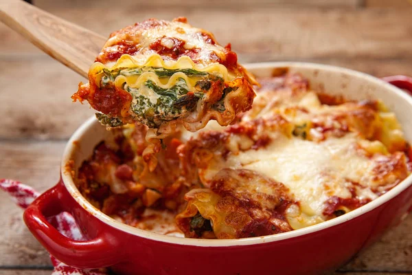 Rollos de lasaña italiana con tomates espinacas y queso ricotta —  Fotos de Stock