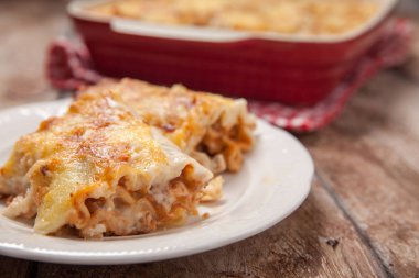 Domates ve zemin sığır eti lazanya rulo