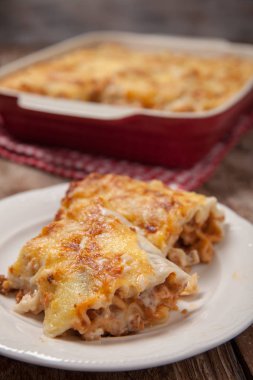 Domates ve zemin sığır eti lazanya rulo