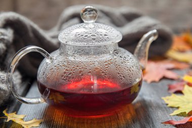 Sonbahar Natürmort: Çay akçaağaç ahşap bir masaya bırakır.