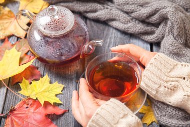 Sonbahar Natürmort: Çay akçaağaç ahşap bir masaya bırakır.