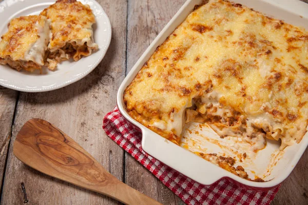 Rollos de lasaña de tomate y carne molida —  Fotos de Stock