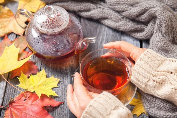 Őszi csendélet: Tea maple hagy egy fából készült asztal — Stock Fotó