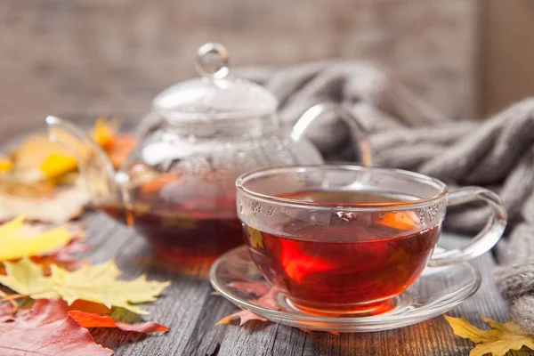 Sonbahar Natürmort: Çay akçaağaç ahşap bir masaya bırakır.