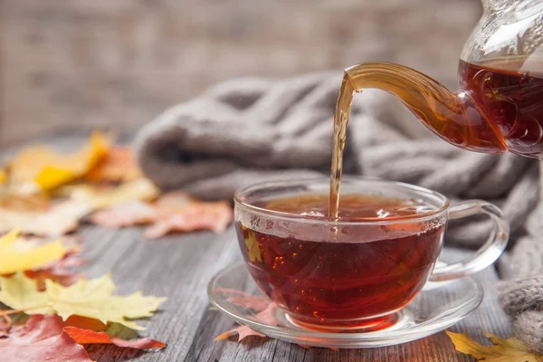 Sonbahar Natürmort: Çay akçaağaç ahşap bir masaya bırakır.