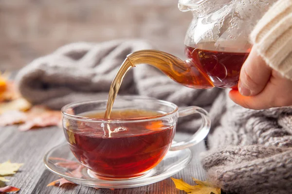 Sonbahar Natürmort: Çay akçaağaç ahşap bir masaya bırakır.