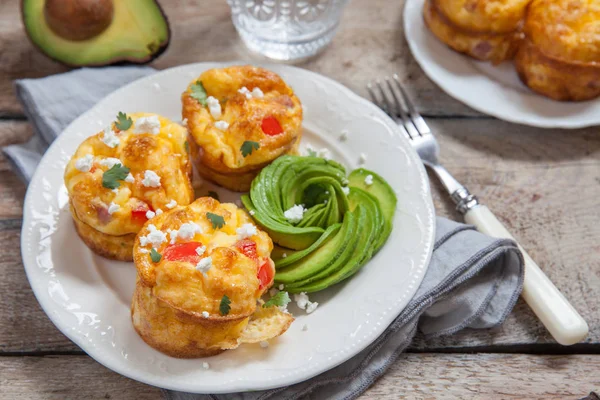 Deliciosas magdalenas de huevo con jamón, queso y verduras —  Fotos de Stock