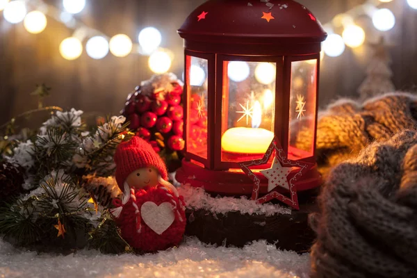 Decoraciones de Navidad linterna con vela, luces y juguete —  Fotos de Stock