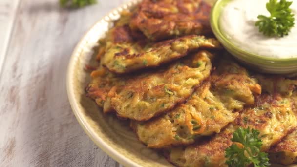 Buñuelos de verduras con patata, zanahoria y calabacín con salsa Ranch — Vídeo de stock