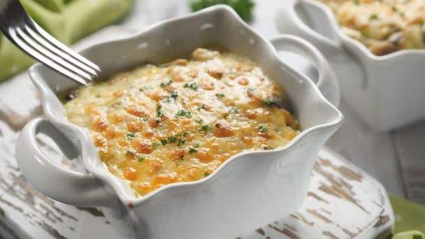 Baked gratin casserole chicken with mushrooms in a cream sauce — Stock Video