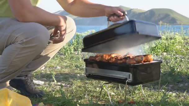 Kochen auf dem Grill. Wochenendausflug. — Stockvideo