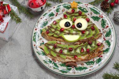 Komik Noel ağacı tatlı krep krep kahvaltıda şeklinde.