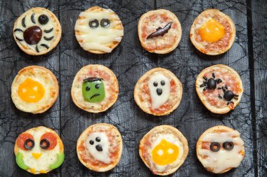 Mini pizza bir Cadılar Bayramı için dekore edilmiştir.
