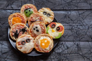 Mini pizza bir Cadılar Bayramı için dekore edilmiştir.