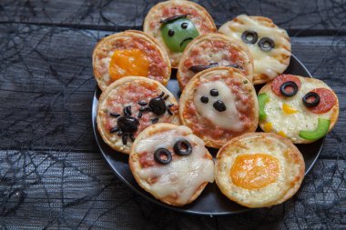 Mini pizza bir Cadılar Bayramı için dekore edilmiştir.